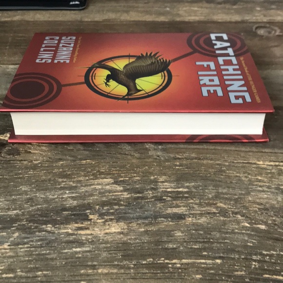 Catching fire By Suzanne Collins - Picture 3 of 3